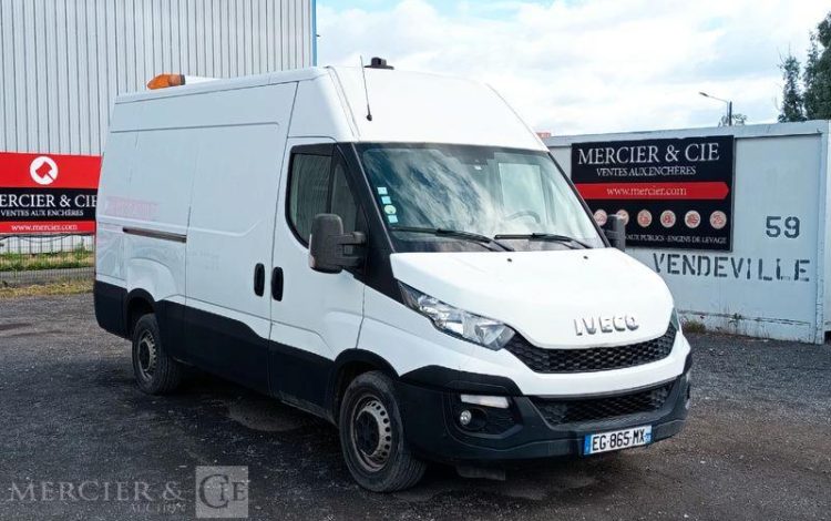 IVECO DAILY 35S13 2,3 D 116CH BOITE AUTO – DIESEL – 232028 KMS – ANNEE 2016 BLANC EG-865-MX