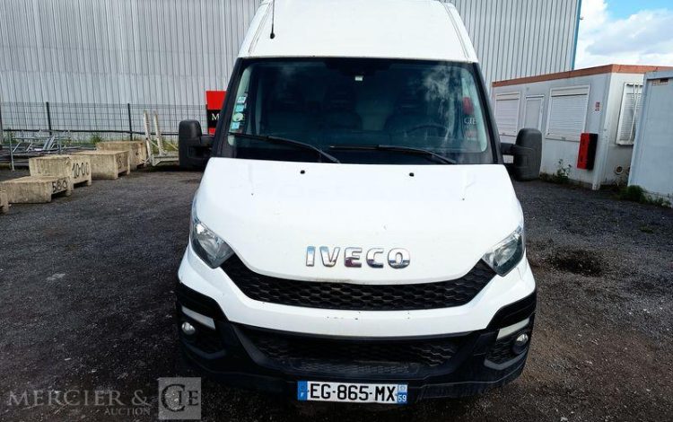 IVECO DAILY 35S13 2,3 D 116CH BOITE AUTO – DIESEL – 232028 KMS – ANNEE 2016 BLANC EG-865-MX