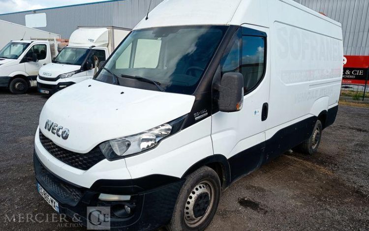 IVECO DAILY 35S13 2,3 D 116CH BOITE AUTO – DIESEL – 232028 KMS – ANNEE 2016 BLANC EG-865-MX