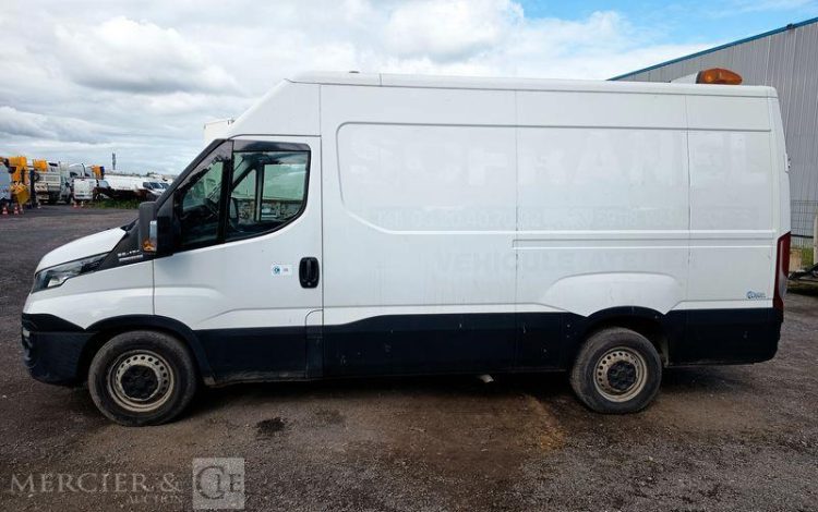 IVECO DAILY 35S13 2,3 D 116CH BOITE AUTO – DIESEL – 232028 KMS – ANNEE 2016 BLANC EG-865-MX