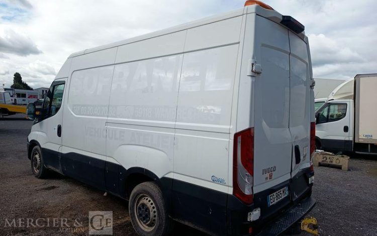 IVECO DAILY 35S13 2,3 D 116CH BOITE AUTO – DIESEL – 232028 KMS – ANNEE 2016 BLANC EG-865-MX