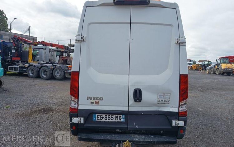 IVECO DAILY 35S13 2,3 D 116CH BOITE AUTO – DIESEL – 232028 KMS – ANNEE 2016 BLANC EG-865-MX