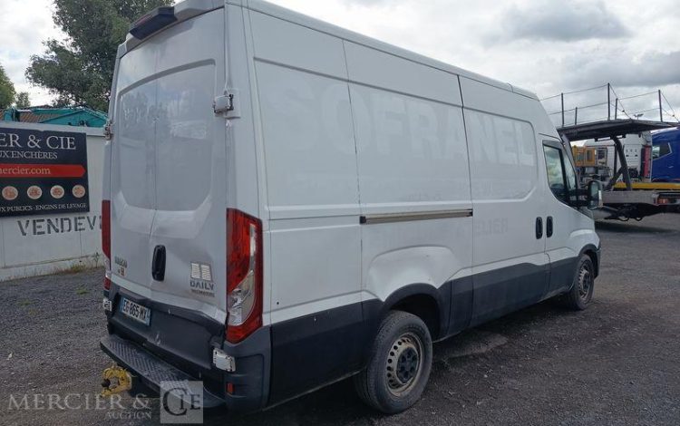 IVECO DAILY 35S13 2,3 D 116CH BOITE AUTO – DIESEL – 232028 KMS – ANNEE 2016 BLANC EG-865-MX