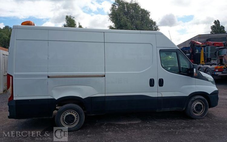 IVECO DAILY 35S13 2,3 D 116CH BOITE AUTO – DIESEL – 232028 KMS – ANNEE 2016 BLANC EG-865-MX