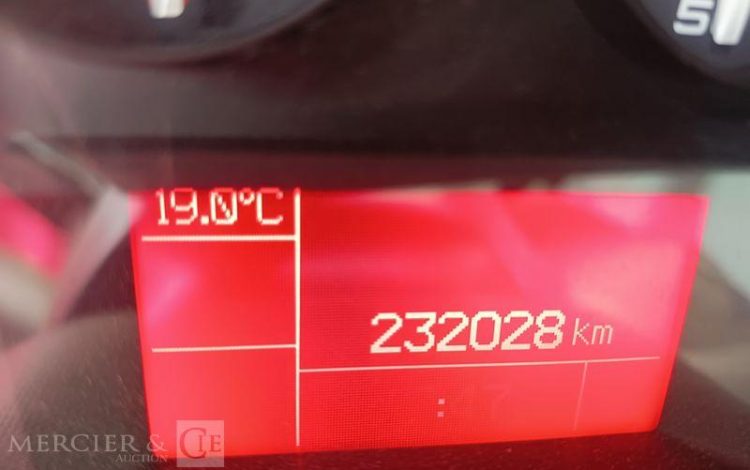 IVECO DAILY 35S13 2,3 D 116CH BOITE AUTO – DIESEL – 232028 KMS – ANNEE 2016 BLANC EG-865-MX