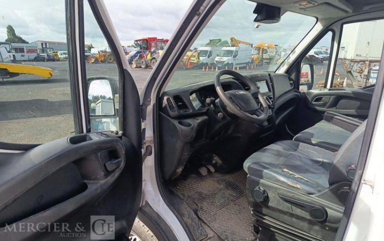 IVECO DAILY 35S13 2,3 D 116CH BOITE AUTO – DIESEL – 232028 KMS – ANNEE 2016 BLANC EG-865-MX