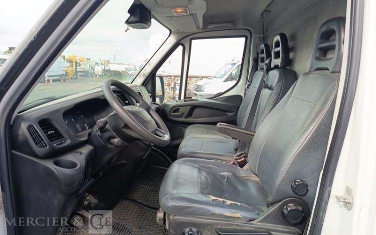 IVECO DAILY 35S13 2,3 D 116CH BOITE AUTO – DIESEL – 232028 KMS – ANNEE 2016 BLANC EG-865-MX