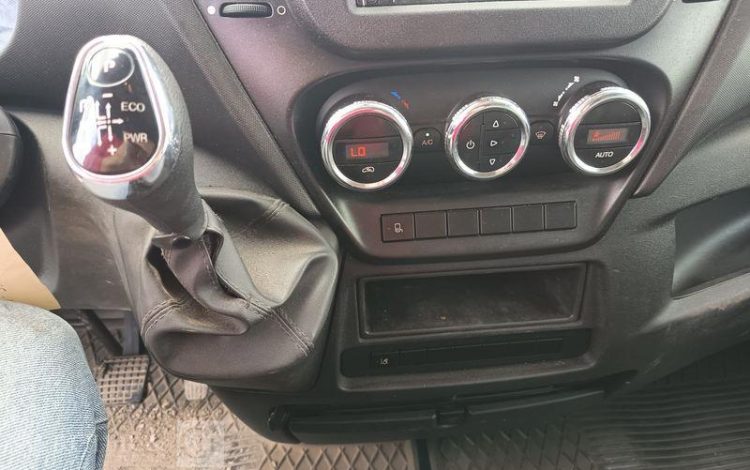 IVECO DAILY 35S13 2,3 D 116CH BOITE AUTO – DIESEL – 232028 KMS – ANNEE 2016 BLANC EG-865-MX