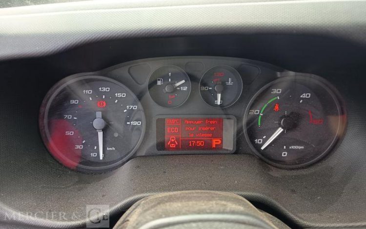 IVECO DAILY 35S13 2,3 D 116CH BOITE AUTO – DIESEL – 232028 KMS – ANNEE 2016 BLANC EG-865-MX
