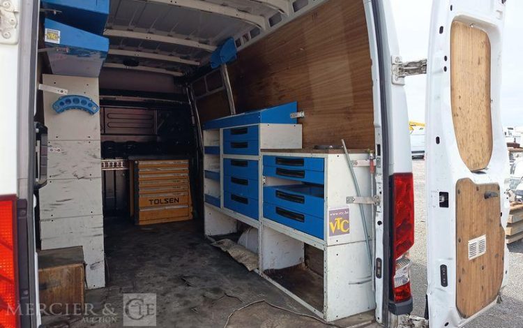 IVECO DAILY 35S13 2,3 D 116CH BOITE AUTO – DIESEL – 232028 KMS – ANNEE 2016 BLANC EG-865-MX