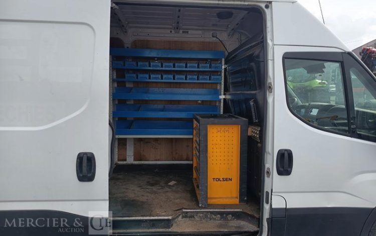IVECO DAILY 35S13 2,3 D 116CH BOITE AUTO – DIESEL – 232028 KMS – ANNEE 2016 BLANC EG-865-MX