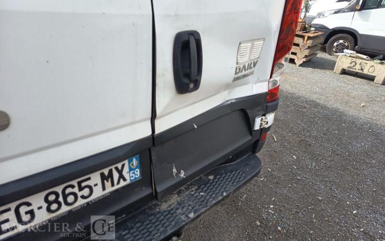 IVECO DAILY 35S13 2,3 D 116CH BOITE AUTO – DIESEL – 232028 KMS – ANNEE 2016 BLANC EG-865-MX