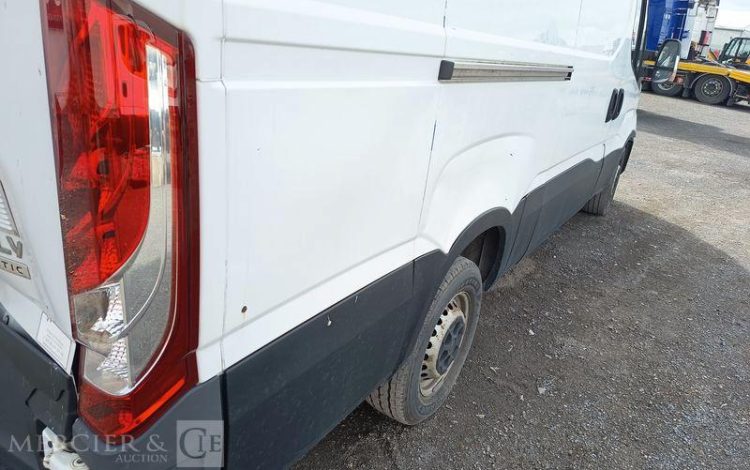 IVECO DAILY 35S13 2,3 D 116CH BOITE AUTO – DIESEL – 232028 KMS – ANNEE 2016 BLANC EG-865-MX