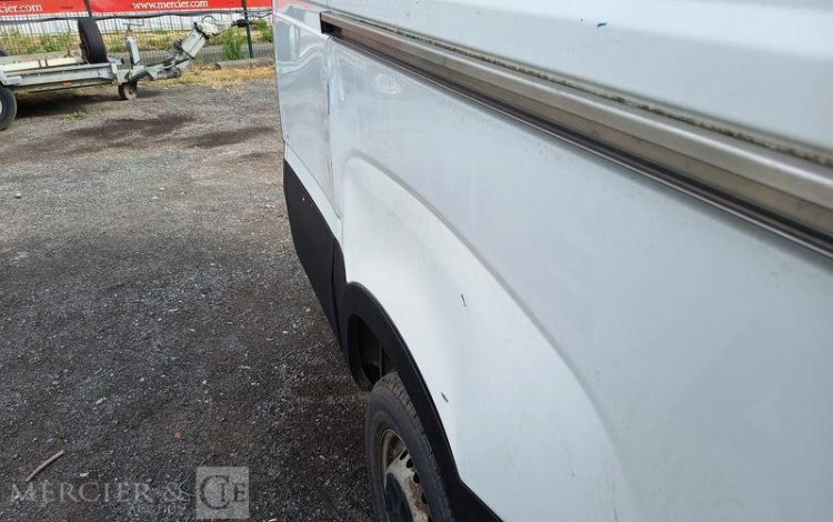 IVECO DAILY 35S13 2,3 D 116CH BOITE AUTO – DIESEL – 232028 KMS – ANNEE 2016 BLANC EG-865-MX