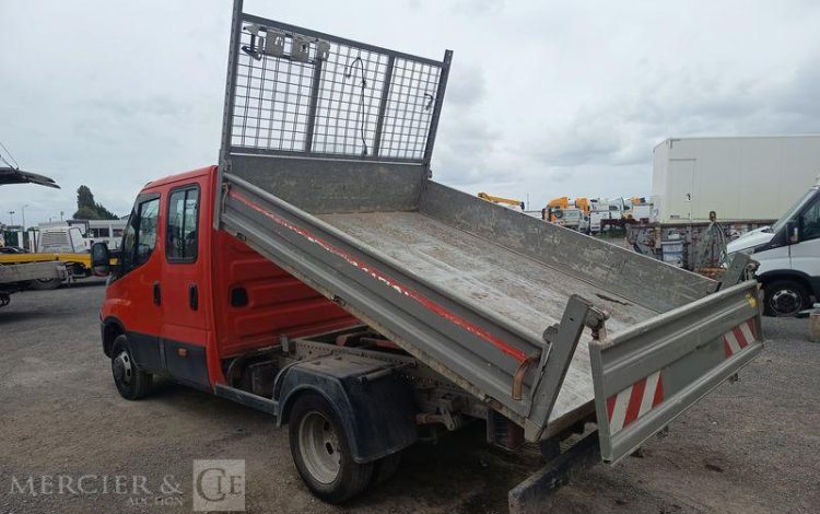 IVECO DAILY 35C13 BENNE DOUBLE CABINE – DIESEL – 133538 KMS – ANNEE 2016 ROUGE EH-643-AN