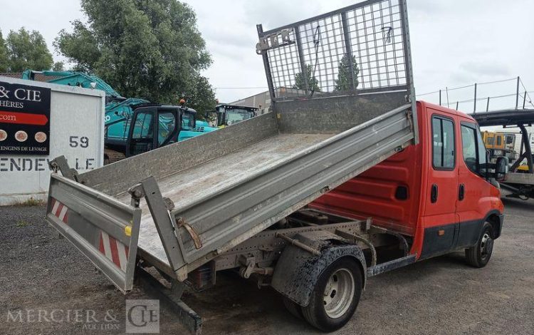 IVECO DAILY 35C13 BENNE DOUBLE CABINE – DIESEL – 133538 KMS – ANNEE 2016 ROUGE EH-643-AN