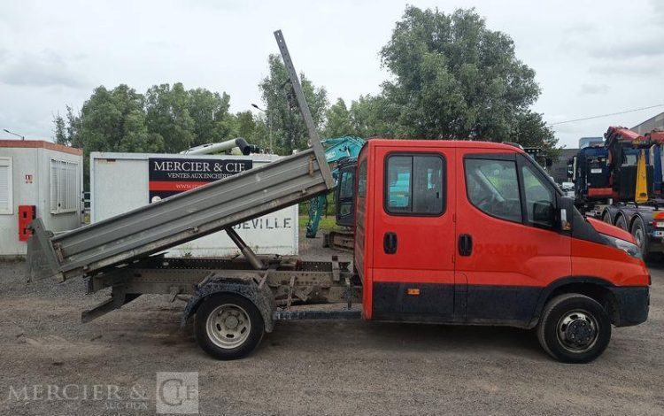 IVECO DAILY 35C13 BENNE DOUBLE CABINE – DIESEL – 133538 KMS – ANNEE 2016 ROUGE EH-643-AN