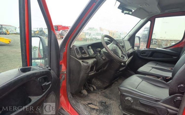 IVECO DAILY 35C13 BENNE DOUBLE CABINE – DIESEL – 133538 KMS – ANNEE 2016 ROUGE EH-643-AN