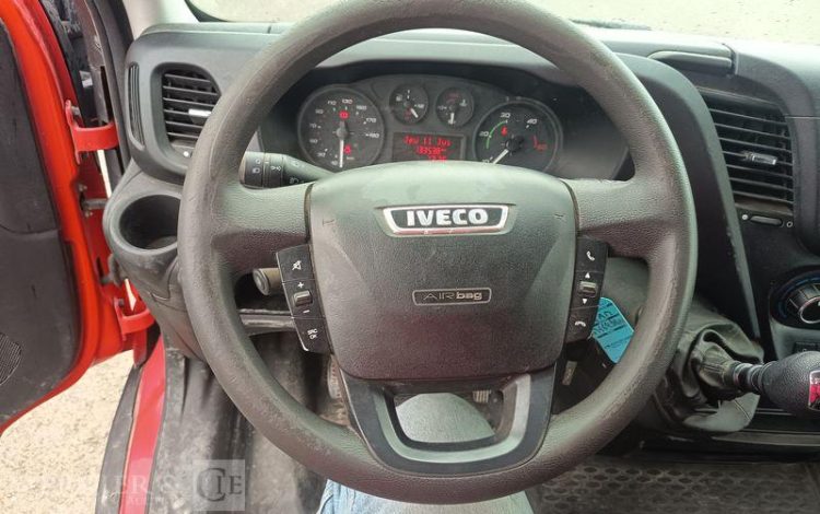 IVECO DAILY 35C13 BENNE DOUBLE CABINE – DIESEL – 133538 KMS – ANNEE 2016 ROUGE EH-643-AN