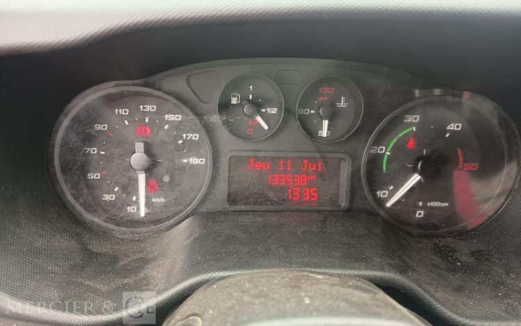 IVECO DAILY 35C13 BENNE DOUBLE CABINE – DIESEL – 133538 KMS – ANNEE 2016 ROUGE EH-643-AN