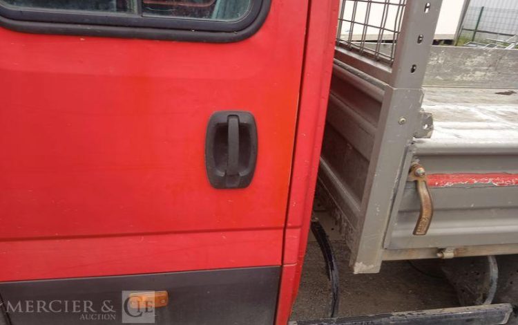 IVECO DAILY 35C13 BENNE DOUBLE CABINE – DIESEL – 133538 KMS – ANNEE 2016 ROUGE EH-643-AN