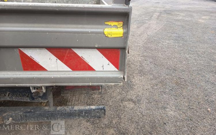 IVECO DAILY 35C13 BENNE DOUBLE CABINE – DIESEL – 133538 KMS – ANNEE 2016 ROUGE EH-643-AN