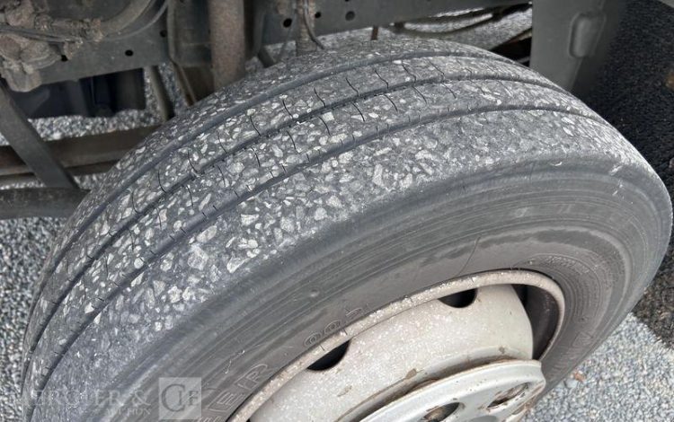 MERCEDES ATEGO 1218 CAISSE HAYON VERT EJ-590-EX