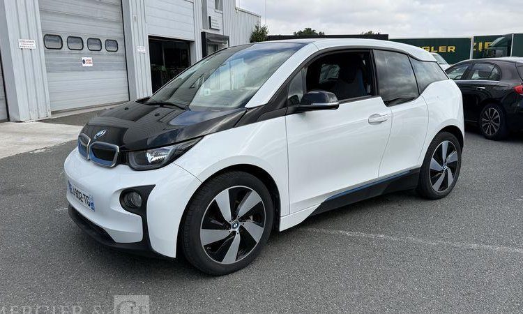 BMW I3 BLANC EJ-902-TG