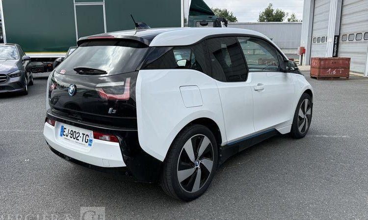 BMW I3 BLANC EJ-902-TG