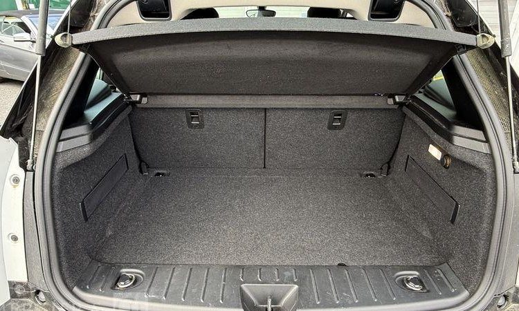 BMW I3 BLANC EJ-902-TG