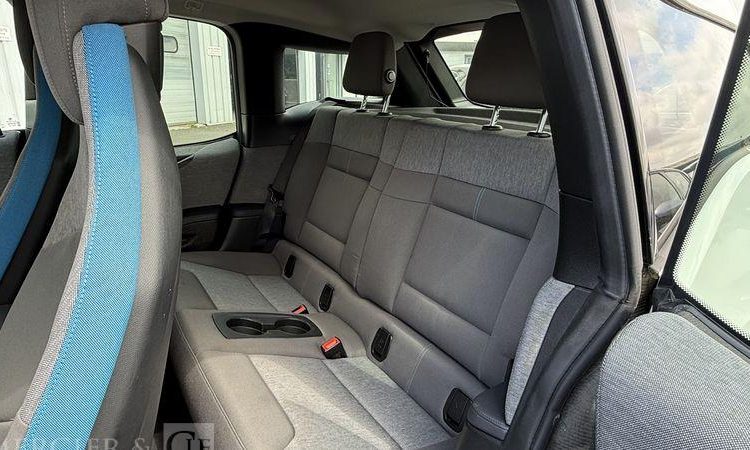 BMW I3 BLANC EJ-902-TG