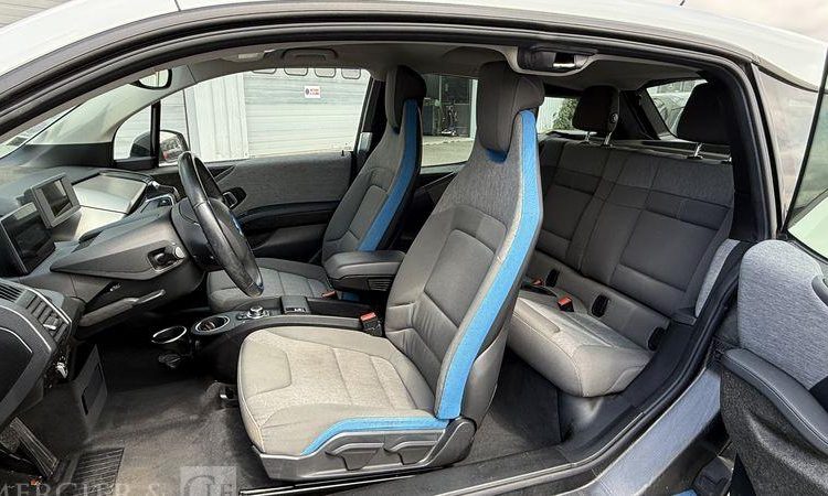BMW I3 BLANC EJ-902-TG