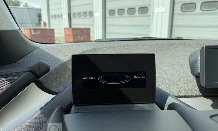 BMW I3 BLANC EJ-902-TG