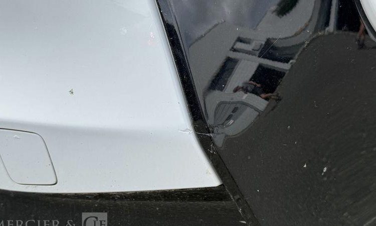 BMW I3 BLANC EJ-902-TG
