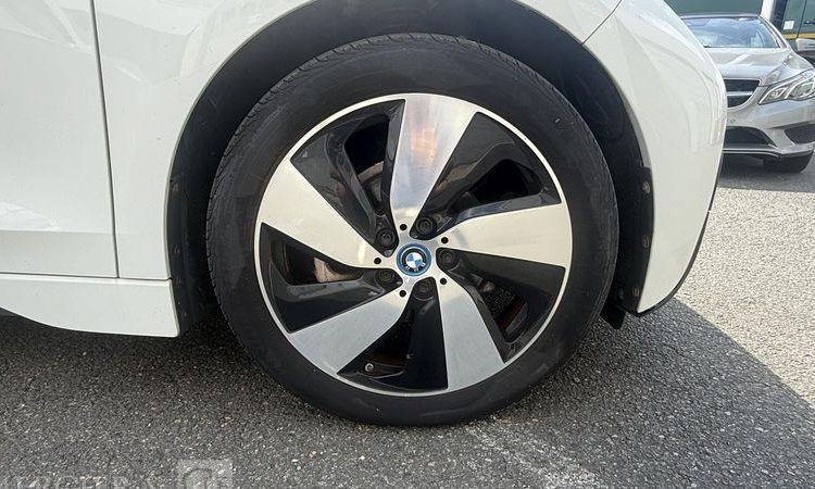 BMW I3 BLANC EJ-902-TG