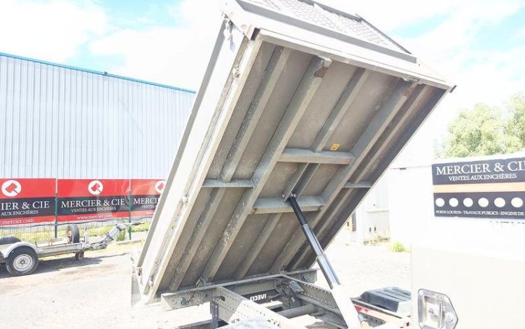 IVECO 35C13 BENNE SIMPLE CAB COFFRE  EJ-946-PB