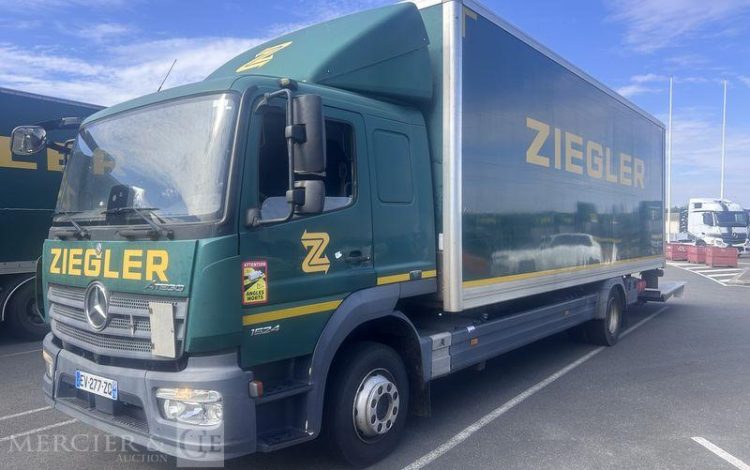 MERCEDES ATEGO 1524 CAISSE HAYON BVA VERT EV-277-ZQ