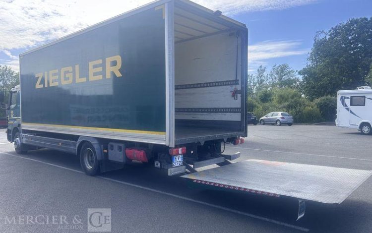 MERCEDES ATEGO 1524 CAISSE HAYON BVA VERT EV-277-ZQ
