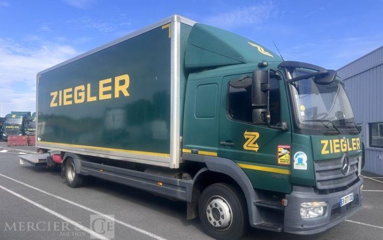 MERCEDES ATEGO 1524 CAISSE HAYON BVA VERT EV-277-ZQ