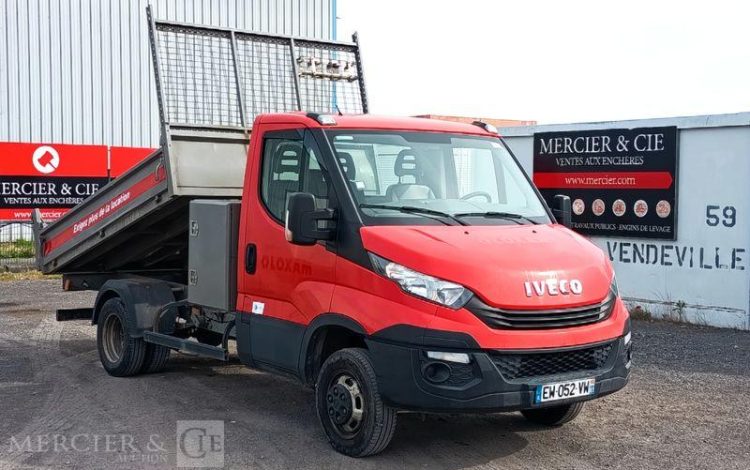 IVECO DAILY 35C12 BENNE AVEC COFFRE ACIER DIESEL – 125572 KMS – ANNEE 2018 ROUGE EW-052-VW