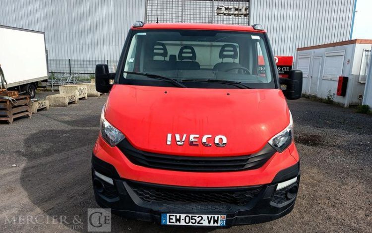 IVECO DAILY 35C12 BENNE AVEC COFFRE ACIER DIESEL – 125572 KMS – ANNEE 2018 ROUGE EW-052-VW