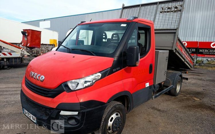 IVECO DAILY 35C12 BENNE AVEC COFFRE ACIER DIESEL – 125572 KMS – ANNEE 2018 ROUGE EW-052-VW