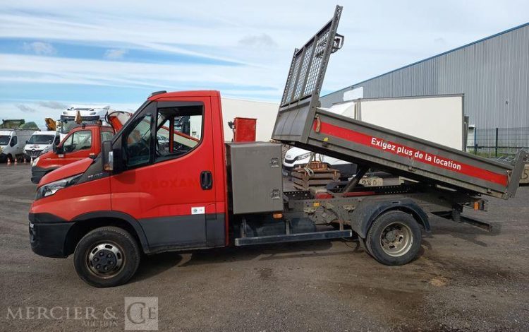 IVECO DAILY 35C12 BENNE AVEC COFFRE ACIER DIESEL – 125572 KMS – ANNEE 2018 ROUGE EW-052-VW