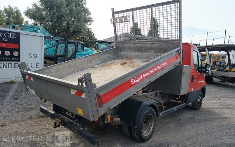 IVECO DAILY 35C12 BENNE AVEC COFFRE ACIER DIESEL – 125572 KMS – ANNEE 2018 ROUGE EW-052-VW