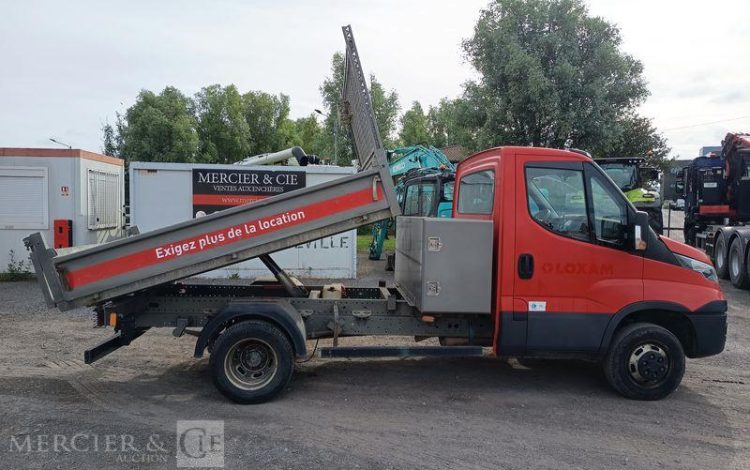 IVECO DAILY 35C12 BENNE AVEC COFFRE ACIER DIESEL – 125572 KMS – ANNEE 2018 ROUGE EW-052-VW
