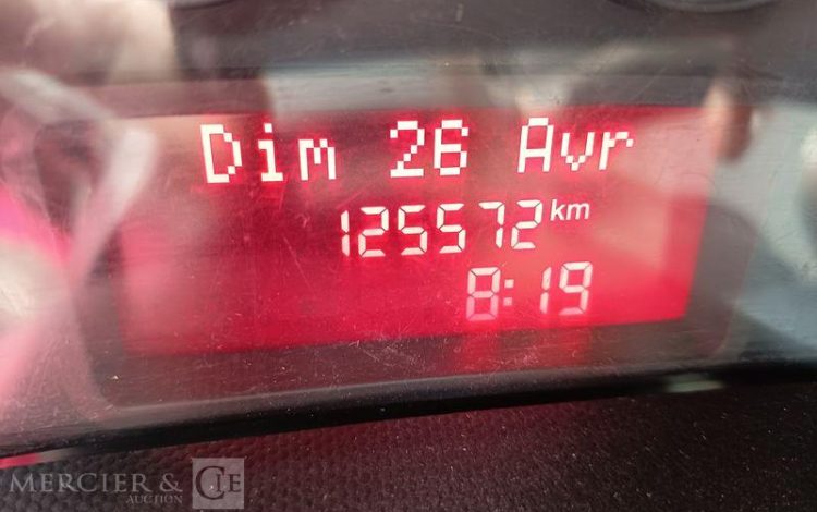 IVECO DAILY 35C12 BENNE AVEC COFFRE ACIER DIESEL – 125572 KMS – ANNEE 2018 ROUGE EW-052-VW