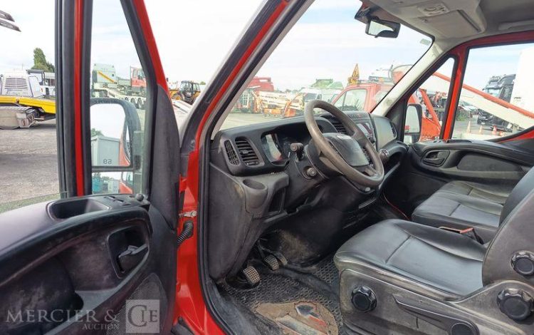 IVECO DAILY 35C12 BENNE AVEC COFFRE ACIER DIESEL – 125572 KMS – ANNEE 2018 ROUGE EW-052-VW