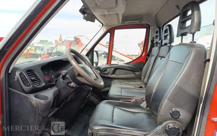 IVECO DAILY 35C12 BENNE AVEC COFFRE ACIER DIESEL – 125572 KMS – ANNEE 2018 ROUGE EW-052-VW