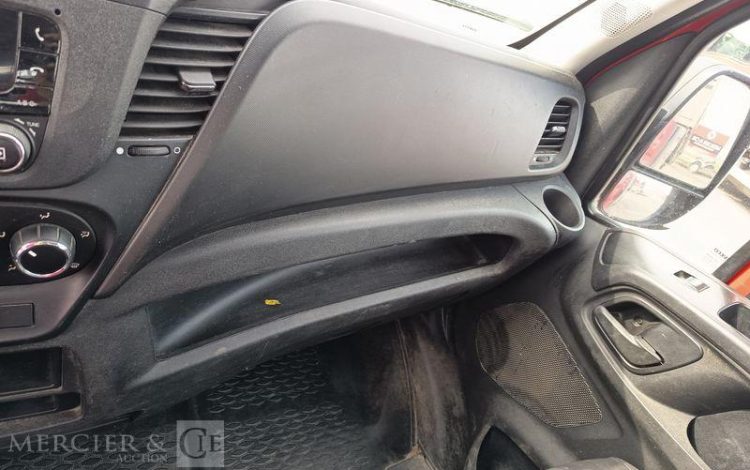 IVECO DAILY 35C12 BENNE AVEC COFFRE ACIER DIESEL – 125572 KMS – ANNEE 2018 ROUGE EW-052-VW