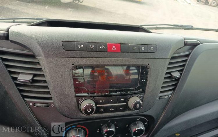 IVECO DAILY 35C12 BENNE AVEC COFFRE ACIER DIESEL – 125572 KMS – ANNEE 2018 ROUGE EW-052-VW